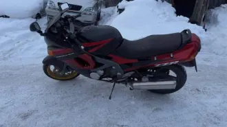 Kawasaki ZZR 400, 1994. Мотоцикл Kawasaki ZZR 400, 1994 года. Неисправен двигатель в результате повреждения радиатора охлаждения (заклинил и пробил отверстие наружу шатуном 1го цилиндра).