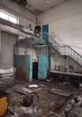 Помещение. Кадастровый номер: 66:61:0000000:7861. Площадь: 2648,9 кв.м. и Земельный участок. Кадастровый номер: 66:61:0213003:372. Площадь: 6668 кв.м. Адрес: Свердловская обл., г. Серов, ул. Кузьмина, д. 92, строен. 2. Назначение: нежилое. Этаж: 1. Доля в праве на объект недвижимости 17/20…