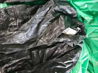 Одежда обувь белье сумки непригодные годные остатки кроссовки, обувь, трусы, рубашки, пижамы, куртки, платья, постельное белье, костюмы, футболки, сумки, нижнее белье, плащи, кофты (см.то тексту Извещения) Имущество непригодно для использования по прямому назначению. Имущество реализуется в…