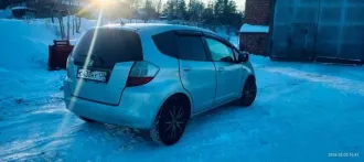 Honda Fit, 2008 года, 100 лс, 241000 км, АКПП. Автомобиль Honda Fit, 2008 г.в., гос.рег.знак С438НУ138, модель, номер двигателя: L13А, 4112636, мощность (кВт/л.с.): 74.0/100.0, рабочий объём двигателя (см3): 1339, номер кузова: GE61101583, цвет кузова: серый.
