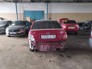Toyota Corolla 2005 г.в., г/н М328ОВ96, VIN: JTDBZ20E200137575, цвет кузова: темно-красный, объем двигателя: 1598 см³, мощность: 80.880/110.0 л.с., тип: легковой седан. Автомобиль после ДТП. Повреждения на передней и задней части автомобиля. Коррозия по периметру кузова. Ключи в наличии, документов…