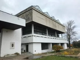 Недвижимое и движимое имущество - здание, назначение: нежилое (гостиница), кад номер: 50:60:0020103:58; здание, назначение: нежилое (проходная), кад номер: 50:60:0020103:55; помещение, назначение: нежилое (теплица), кад номер: 50:60:0020103:92; сооружение, назначение: нежилое (благоустройство с…