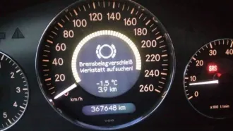Mercedes-Benz E-200 Kompressor 2003 года, VIN WDB2110421A238489, белый, бензиновый двигатель 1.8 л (163 л.с.), номер T9I9EK09, не на ходу.