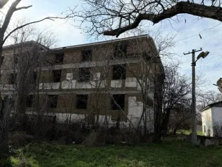 Незавершенное строительство 1059.6 м², котельная 80.7 м², участок 1433 м², Крым. Объекты по адресу: Республика Крым, Симферопольский район, пгт Николаевка, ул. Морская, д. 25. Незавершенное строительство (проектируемое назначение – нежилое здание, степень готовности – 40%) площадью 1059.6 кв. м…