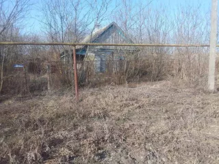 жилое ветхое  здание площадью 27,5 кв.м. земельный участок 1724 кв. м расположенные по адресу Краснодарский край Абинский район Ст. Мингрельская ул Линейная 63