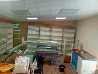 Здание (магазин) и земельный участок, 54,5 кв.м и 162 кв.м, Омская область. Здание 54,5 кв.м. и земельный участок 162 кв.м. в Омской обл. Здание (магазин) (55:08:230101:269) и земельный участок (55:08:230101:369), расположенные по адресу: Омская область, Колосовский р-н., с. Крайчиково, ул. Ленина…