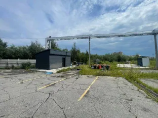 Автосервис и мойка 8777 кв. м Хабаровский край 6/8 долей в недвижимом имуществе: Автосервис, кадастровый номер 27:23:0050507:127 площадь 459,70 кв. м; Автомобильная мойка, кадастровый номер 27:23:0050507:128 площадь 414,30 кв. м; Земельный участок, кадастровый номер 27:23:0050507:138 площадь 3…