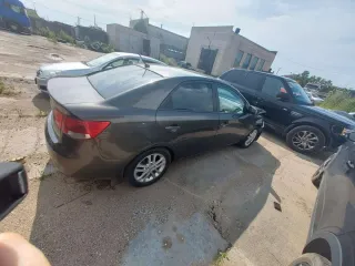 Автомобиль Kia Cerato 2011 г.в., VIN KNAFU411BB5910975. Внешнее техническое состояние: не на ходу, битый в правую переднюю часть (бампер, капот, крыло, фара, внутренние элементы), по кузову по кругу имеются потёртости в некоторых местах с элементами ржавчины. Салон относительно пробегу в хорошем…