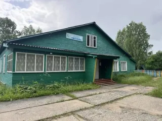 Здание детского сада Светлячок, 435,5 кв.м, земельный участок 6815 кв.м, Архангельская область. Здание детского сада Светлячок, с кадастровым номером 29:01:000000:836, площадью 435,5 кв.м., расположенное по адресу: Российская Федерация, Архангельская область, м.о. Вельский, д. Лукинская, д. 5Б…