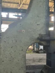 Молот ковочный паровоздушный М-1343 1969 года выпуска, инвентарный номер 220871. Внешне не разукомплектован, возможно отсутствие деталей.