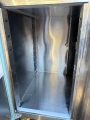 Finist СХСм-700-3 холодильный стол. Является бывшим в употреблении имуществом, могут иметься скрытые недостатки.