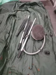 Надувная лодка Муссон двухместная зеленого цвета с двумя веслами, 1 комплект. Бывшая в употреблении, со следами эксплуатации: царапины, потертости, загрязнения. Сопроводительные документы отсутствуют. Реализуется в качестве годных остатков.
