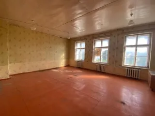 Земельный участок 10565 кв.м с гаражами, учебным зданием и мастерской, Орловская область, Хотынецкий район. Здание - гаражи, здание - учебное здание, здание - учебная мастерская, прибор тепловой энергии узла счета №1, прибор тепловой энергии узла счета №2, расположенные на земельном участке общей…