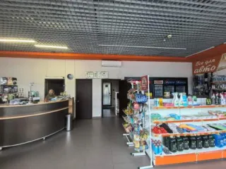 Здание магазина по продаже молочных продуктов с офисными и складскими помещениями кадастровый номер 56:43:0204007:34 площадью 1019,4 кв. м 2 этажа назначение нежилое расположено по адресу Оренбургская область г. Орск ул. Строителей 28 «Б» Земельный участок кадастровый номер 56:43:0204007:8…