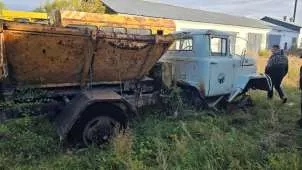 Грузовой самосвал ЗМЗ-5327, г.в. 1990, грн М300ОК 75RUS. Среднее неудовлетворительное состояние. Требует восстановления и проведения капитального ремонта основных агрегатов и узлов. Требует доукомплектации. Восстановление значительно затратно. Внешний вид неудовлетворительный. Грузовой автомобиль…