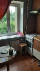 Квартира площадью 45,1 кв. м, кадастровый номер 41:05:0101001:7794, местоположение: Камчатский край, Елизовский р-н, г. Елизово, ул. Ленина, д. 27, кв. 50. Зарегистрирован один человек. Обременение – арест, ипотека.