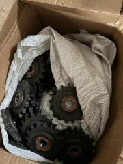 Детали сельскохозяйственной техники без видимых следов эксплуатации: корпус подшипника ротора самоизмельчителя - 10 шт., штифт натяжной привода соломотряса - 3 шт., элементы передачи звездочка - 38 шт. Длительное время находились на хранении в таможенном органе.