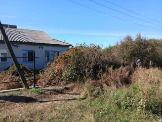 Квартира 75,8 кв.м, Саратовская область, 5/8 доли. Адрес: Саратовская область, Калининский район, село Первомайское, улица Новопоселковая, дом 16, квартира 1. Необходим капитальный ремонт. Территория рядом с домом благоустроена в средней степени. Возможна парковка личного автомобиля на прилегающей…