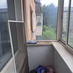 Квартира 28,5 кв.м, Новосибирская обл., 1 комн. по адресу: Новосибирская область, р-н Искитимский, р.п. Линево, пр-кт Мира, д.30, кв.53 (54:07:020102:1178). Вид права: общая совместная собственность. Находится в залоге у ПАО «Сбербанк». Цена: 1 778 400 руб.