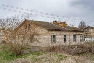 Земельный участок площадь 654,99 кв.м., с расположенным на нем зданием 85,4 кв.м. по адресу: Российская Федерация, Орловская область, м.р-н Болховский, с.п. Злынское, д. Татинки, ул. Каштановая, д.1 Лот №1: Объект 1. Земельный участок, категория земель: земли населенных пунктов, вид разрешенного…