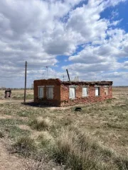 1/2 доля в праве собственности на здания, помещения и земельный участок по адресу: Алтайский край, район Рубцовский, с. Веселоярск, в 3 км юго-западнее, ул. Степная 1. 1/2 доля в праве собственности в нежилом помещении, пом. 1, № 22:39:000000:201, S-28,6 кв.м., 1/2 доля в праве собственности в…
