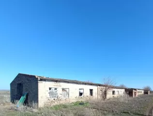 Здание кад. № 26:09:020901:8, пл. 1488.60 кв. м. по адресу СК, Туркменский район, с. Камбулат, МТФ №2.