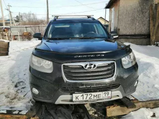 Легковой автомобиль, марка: Hyundai, модель: Santa Fe, год изготовления: 2011, VIN: KMHSH81XDCU852974, г/н: К172МЕ19. Находится в залоге на основании кредитного договора, заключенного с супругом должника.