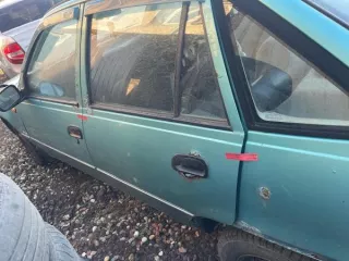Единый лот в количестве 3 автомобилей: ДЭУ НЕКСИА, 2000 год выпуска, государственный регистрационный знак Е 443 СМ 76, VIN ULV3L31BDYA085986 ДЭУ LANOS, 1997 г.в., государственный регистрационный знак К253ВС76, VIN KLATF08CEWB160847. Имеется 1 ключ. Документы отсутствуют. Регистрационный номер АС…