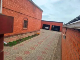 Дом 238,5 кв.м, гараж 66,8 кв.м и земельный участок 698 кв.м в Элисте. Земельный участок кадастровый номер 08:14:030209:135, площадью 698 кв.м, земли населенных пунктов, для индивидуального жилищного строительства, адрес Республика Калмыкия, г. Элиста, ул. Сяяхн Тенгр, д. 24. Вид права…