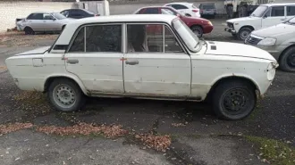 ВАЗ 2106, госномер В 827 ВС 15. Легковой автомобиль, год выпуска не установлен. Марка ВАЗ, модель ВАЗ 2106. VIN номер не установлен.