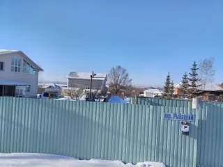 Земельный участок площадью 1000+/-11 кв. м, кадастровый номер 27:17:0010113:5, вид разрешенного использования - для строительства индивидуального жилого дома, местонахождение: Хабаровский край, г. Хабаровск, пер. Рыбацкий, д. 3. На земельном участке расположен трехэтажный дом. Цена 2069000 руб…