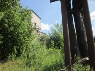 Комплекс зданий 1417,4 кв.м, дымовая труба 30 куб.м, земельный участок 17300 кв.м, Ленинградская область Комплекс зданий, расположенных по адресу: Ленинградская область, Гатчинский муниципальный район, пос. Терволово: - нежилое здание общей площадью 1417, 4 кв.м., 2-4 этажная с кадастровым номером…