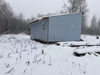 Земельный участок, кадастровый номер 47:16:0432002:552, площадь: 1100 +/-12 кв.м, тип собственности: Общая собственность. Адрес: Российская Федерация, Ленинградская область, Кировский муниципальный район, Синявинское городское поселение, г. п. Синявино, ул. Новая, з/у 7, 
Здание, кадастровый номер…