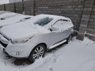 Hyundai Tucson 2012 года, серый/темно-серый, госномер O632CX154, VIN KMHJW81VDCU466264, номер двигателя D4HA-CU569255. Объем двигателя 1995 см³, мощность 184 л.с. Имеет повреждения на правой передней двери, рабочее состояние не проверялось. Обременения: залог и запреты судебного…