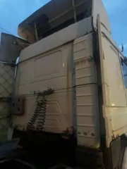 Scania 113 1992 года. Грузовой седельный тягач. На ходу или нет — неизвестно. Дефекты ЛКП, ржавчина, течь воды в салон, масляное запотевание в районе гидроцилиндра подъема кабины. Более подробное техническое состояние выясняйте самостоятельно в ходе осмотра.