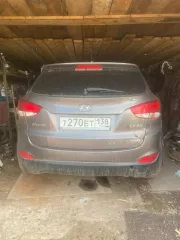 Автомобиль модель Hyundai ix35, год выпуска 2013, идентификационный № TMAJU81BDDJ441410, ц Автомобиль модель Hyundai ix35, год выпуска 2013, идентификационный № TMAJU81BDDJ441410, цвет Коричневый. сломанный двигатель, авто заводится но глохнет, сломан передний бампер, имеется вмятина на багажнике…