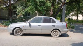 Хендэ Акцент 2003 года, серебристый. VIN: X7MCF41GP4M007673, ПТС: 63РН 449751, госномер Р565КА64. Двигатель бензиновый G4EC3626195, объем 1.5 л (1495 куб. см), мощность 102 л.с. Максимальная масса 1555 кг, масса без нагрузки 1176 кг. Экологический класс не установлен. Произведен ООО ТАГАЗ (Россия).