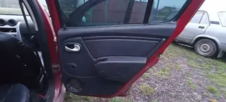 Renault Sandero 2011 года, 102 л.с. Пробег 179 000 км. Аккумулятор в неисправном состоянии. После замены масляного насоса появился стук в двигателе. Общее состояние на ходу требует уточнения при осмотре.