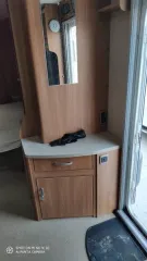 Swift Challenger 584 2015, прицеп-дача, белый, госномер АМ60975, VIN: SGDST3ESWF0783763. Полностью оборудован бытовой техникой и мебелью. Значительных повреждений корпуса нет. Внешние повреждения: передний правый и левый габарит, задний временный габаритный огонь, повреждены ручка и замок входной…