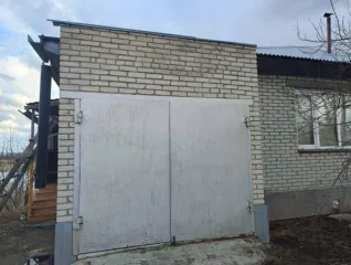 Жилой дом, площадь 71,5 кв.м., назначение: жилое, количество этажей: 1, кадастровый номер: 54:13:010808:193 на земельном участке, площадь 1479 кв.м., кадастровый номер: 54:13:010808:39. Местонахождение: Новосибирская область, Краснозерский район, рабочий поселок Краснозерское, площадь Кирова, дом…