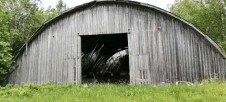 Здание с кадастровым номером 29:01:070204:511 Здание ангар, назначение – нежилое, площадь 929,1 кв. м., расположено по адресу: Архангельская область, Вельский район, д. Степанковская, ул. Центральная, д. 46, корпус 5,  кадастровый номер 29:01:070204:511 и земельный участок площадью 1924 кв. м…