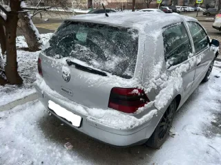 Volkswagen Golf 2001, модель: Golf, год выпуска: 2001, цвет: Серебристый, VIN: WVWZZZ1JZ1W695019, вид собственности: индивидуальная. Особенности тех. состояния: сломано левое боковое зеркало, битое правое крыло, коррозия колесных арок.