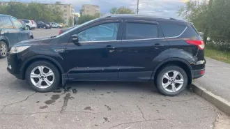 Ford Kuga 2014 года выпуска, VIN Z6FAXXESMAES16178, государственный номер М910СВ29, номер кузова Z6FAXXESMAES16178, объем двигателя 1596 куб. см, мощность двигателя 110 кВт/150 л.с. Состояние: вмятина в районе государственного знака, царапина вдоль передней левой двери.