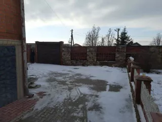 Жилой дом, общей площадью 250,5 кв. м., в том числе жилой площадью 117,4 кв.м., этажность: 2, подземная этажность:1, кадастровый номер: 61:43:0020103:587, расположенный по адресу: Ростовская область, Шолоховский р н, ст ца Вешенская, ул. Лесная, д. 51, с объектами вспомогательного назначения …
