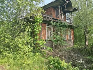 Земельный участок категория земель: земли населенных пунктов, разрешенное использование: для индивидуального жилищного строительства, площадью 1700 кв.м. Нежилое здание, площадью 66,0 кв.м., количество этажей: 1. Кадастровый номер нежилого здания: 47:10:1129002:235. Состояние объекта…