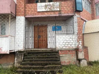 Нежилое помещение 96,6 кв. м, Иркутская область. Расположено на первом этаже в девятиэтажном крупнопанельном жилом доме; год постройки 1993г., имеется дополнительно отдельный вход. Нежилое помещение не эксплуатируется. Техническое состояние неудовлетворительное. Требует проведения ремонтных работ…