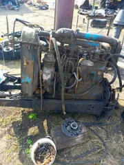 Трактор МТЗ-80Л 1992 года, синий. Госномер 1907 КА 45. Заводской номер 235017. Состояние: необходим ремонт двигателя, ТНВД, КПП, заднего моста. Имеются сколы, царапины и очаги сквозной коррозии. Возможны другие скрытые неисправности.