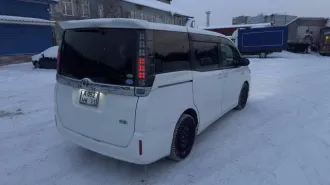 Toyota Voxy, 2015 года, 99 лс, 171000 км, АКПП. Неисправности: ошибка по датчику АБС (после замены ступицы); в январе 2026 перестала включаться магнитола (в морозы, подсветка рамки загорается, но магнитола не запускается); по кузову имеются сколы еще с Японии; крышка багажника перекрашена в 2024…