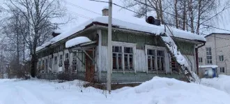 Здание инфекционного отделения расположено по адресу: Архангельская область, Ленский муниципальный район, сельское поселение «Сафроновское», село Яренск, улица Братьев Покровских, здание 41а. Площадь 230,8 кв.м, кадастровый номер: 29:09:080107:11. Назначение здания: нежилое. Общая площадь: 230.8…