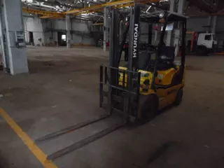 Погрузчик вилочный Hyundai 20DA-7E, грузоподъемность 2000 кг, тип двигателя дизельный, марка двигателя Kubota, размер вил (ДхШхВ), мм 900 100 40, тип шин: Пневмо